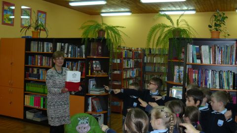 Uroczystość pasowania na czytelnika w bibliotece szkolnej